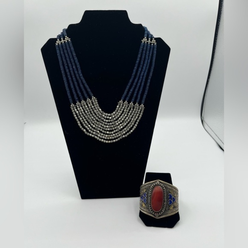 Beautiful blue beaded necklace, with‎ complimenting bracelet.